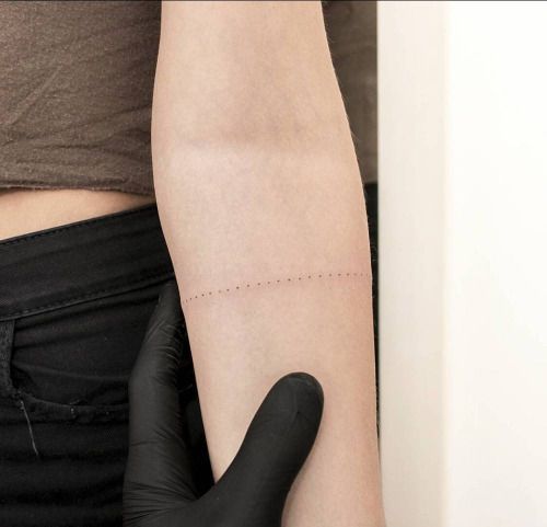 chica con tatuaje a puntos en el ante brazo; Tatuajes ocultos que desearás llevar 