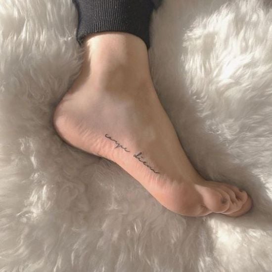 chica con una frase tatuada en el pie; Tatuajes ocultos que desearás llevar 