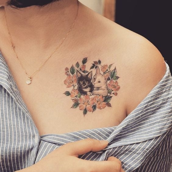 Tatuaje de gatito dentro de una corona con flores; Tatuajes para llevar a mishi siempre contigo