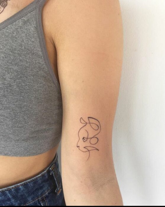 Tatuaje de gatito de perfil como silueta; Tatuajes para llevar a mishi siempre contigo