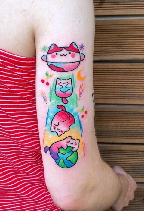 Tatuaje de gatitos saliendo de una nave espacial; Tatuajes para llevar a mishi siempre contigo