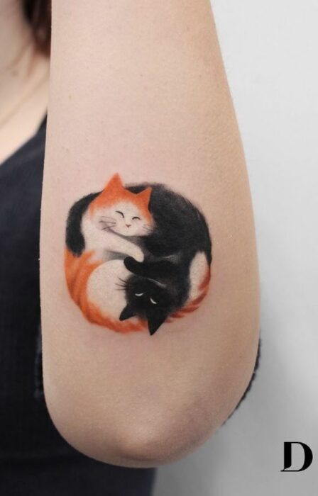 Tatuaje d egatito abrazados como yin-yang; Tatuajes para llevar a mishi siempre contigo