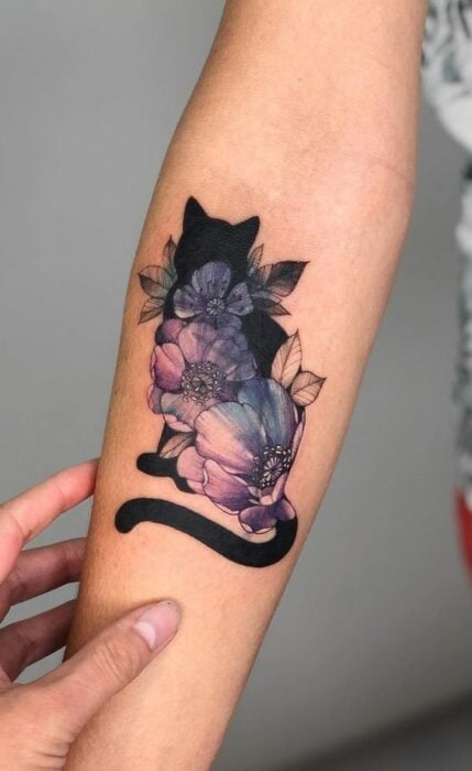 Tatuaje de gatito con flores alrededor; Tatuajes para llevar a mishi siempre contigo