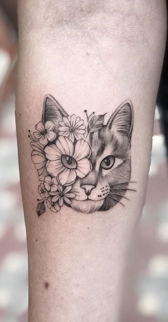 Tatuaje con medio rostro de gato en forma de flor; Tatuajes para llevar a mishi siempre contigo