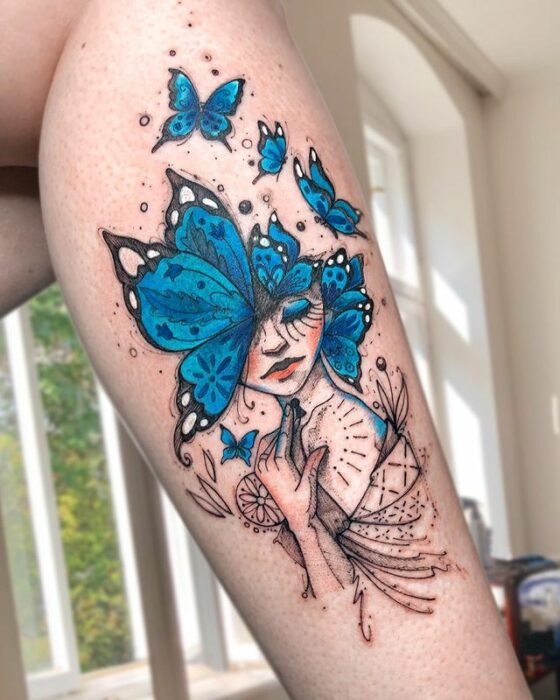 Tatuaje de mujer con cabeza de mariposas; Tatuaje de Robson Carvalho