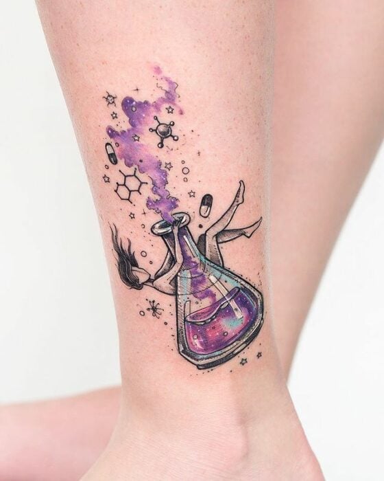 Tatuaje de mujer cayendo sobre un matraz; Tatuaje de Robson Carvalho