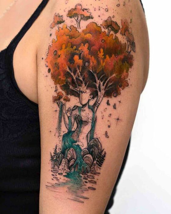 Tatuaje de la silueta de una mujer con cabeza de árbol; Tatuaje de Robson Carvalho