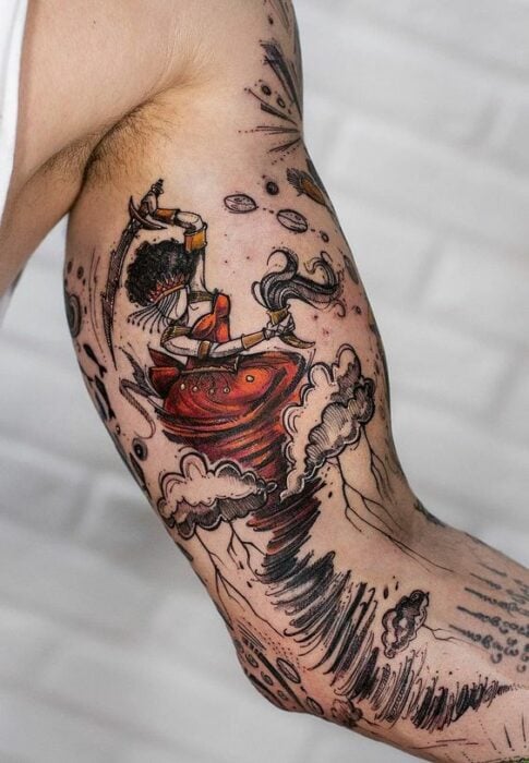 Tatuaje de una mujer siendo un remolino; Tatuaje de Robson Carvalho