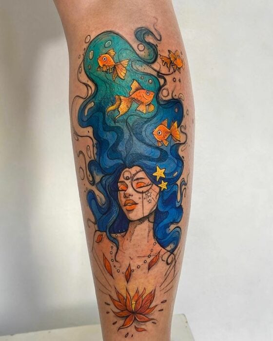 Tatuaje de mujer con los ojos cerrados y cabello azul; Tatuaje de Robson Carvalho