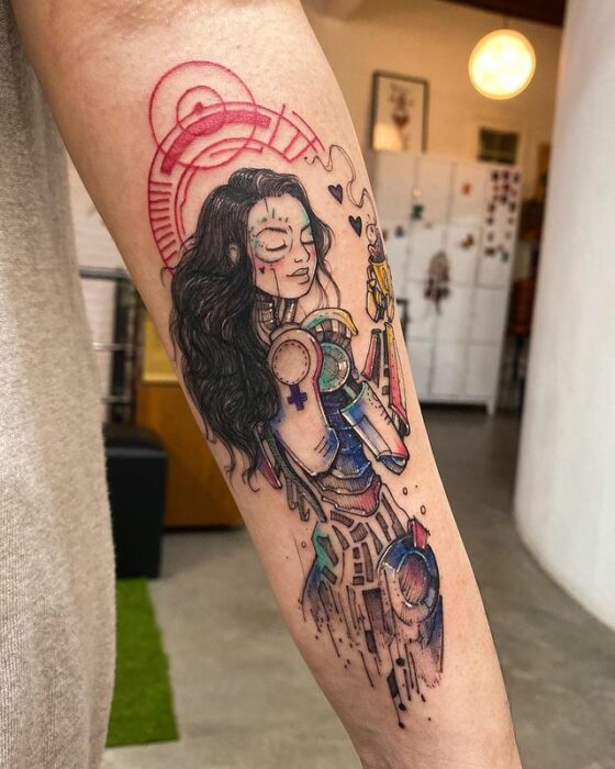 Tatuaje de mujer con silueta robotica; Tatuaje de Robson Carvalho