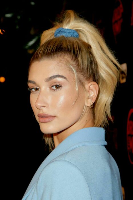 Hailey Biber usando un scrunchie en el cabello 