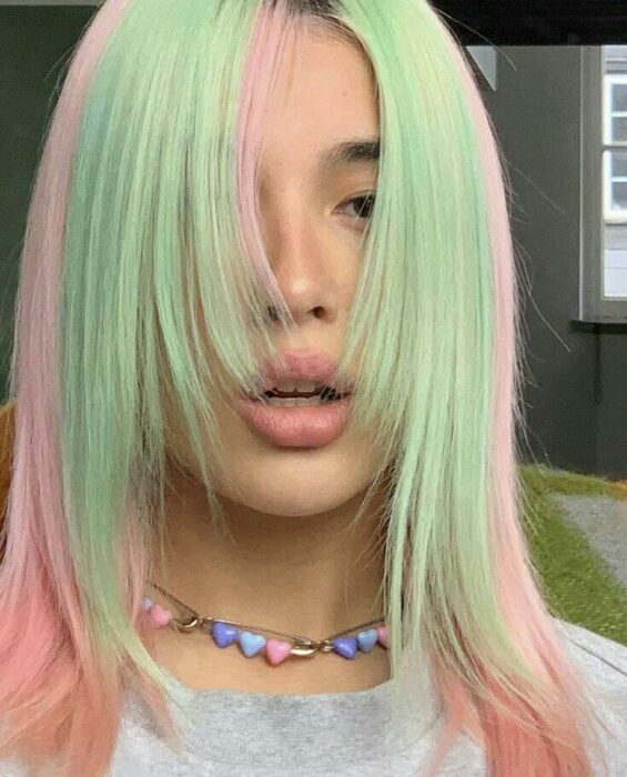 Chica con cabello teñido en rosa pastel y verde menta; Tintes bonitos en tonos pastel que debes intentar