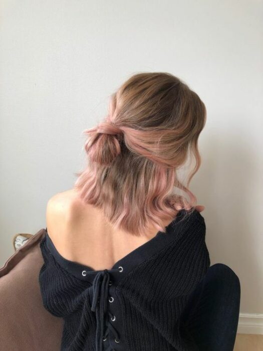 Chica con cabello teñido en castaño claro con puntas en rosa pastel; Tintes bonitos en tonos pastel que debes intentar