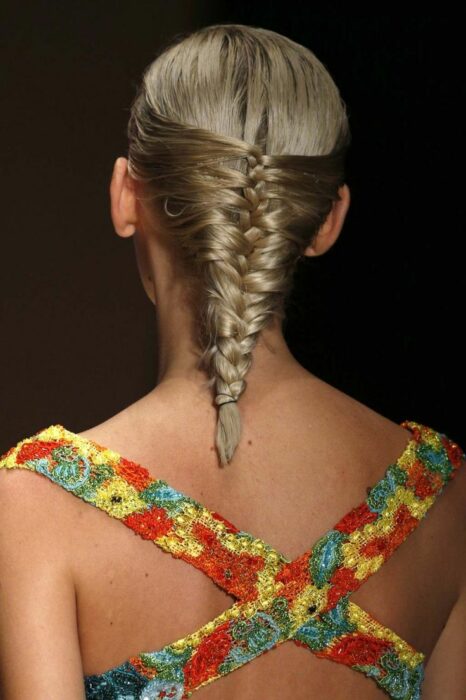 Chica con un peinado de trenzas 