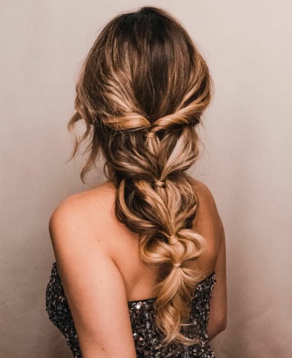 Chica con un peinado de trenzas 