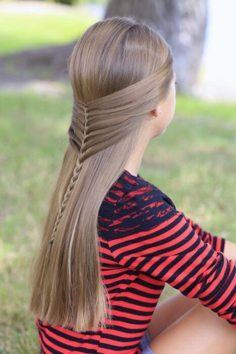 Chica con un peinado de trenzas con semi recogido 