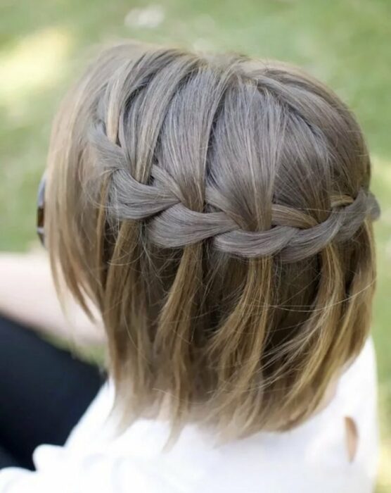 Chica con un peinado de trenzas 