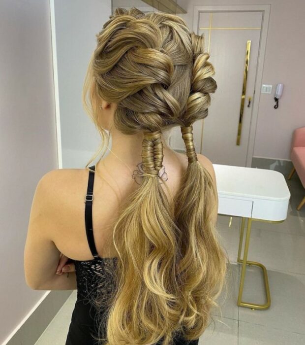 Chica con un peinado de trenzas 