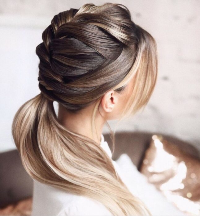 Chica con un peinado de trenzas 