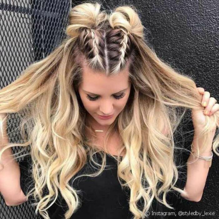 Chica con un peinado de trenzas dobles con el cabello suelto