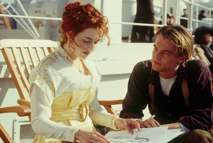 Escena de Titanic en la que están Rose y Jack viendo dibujos 