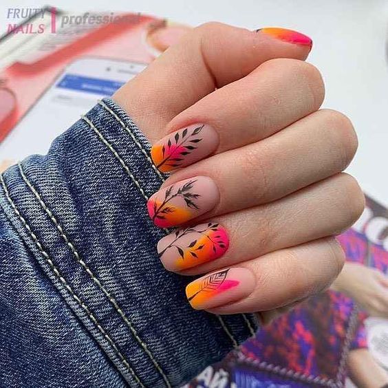 Manicura en tonos tropicales decorada con hojas en tono negro; Uñas bonitas con diseño de hojitas