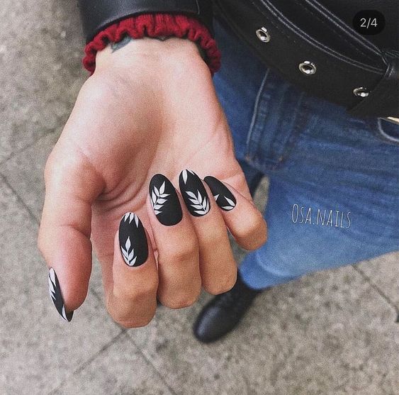 Manicura en negro con decorado de hojas blancas, Uñas bonitas con diseño de hojitas