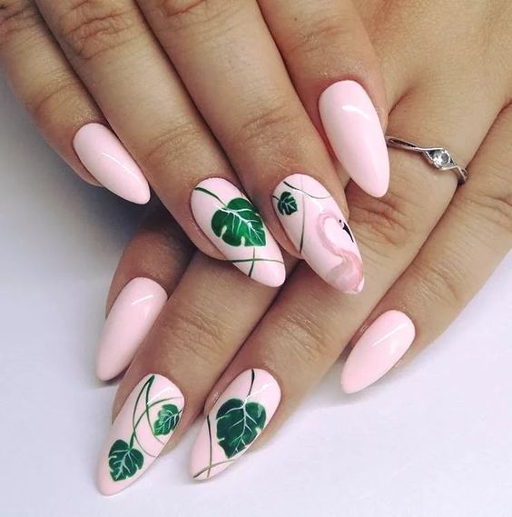 Manicura en tono rosa pastel con decorado de hoja en tono verde; Uñas bonitas con diseño de hojitas