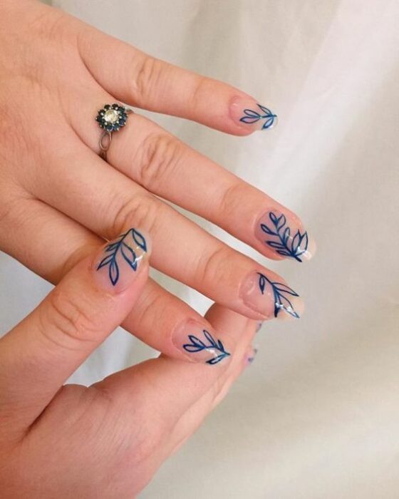 Manicura en efecto cristal con decorado de hojas en azul; Uñas bonitas con diseño de hojitas