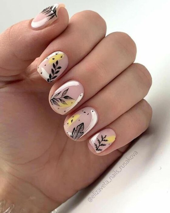 Manicura con líneas blancas y decorado de hojas naturales; Uñas bonitas con diseño de hojitas