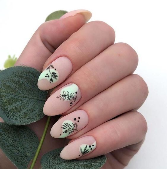 Manicyra en tono nude con contraste verde y decorado de hojas verdes; Uñas bonitas con diseño de hojitas