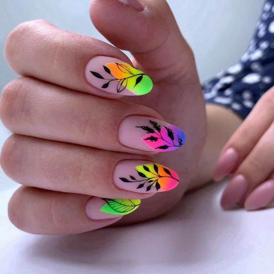 Manicura en tono fluorescentes con hojitas en color negro; Uñas bonitas con diseño de hojitas 