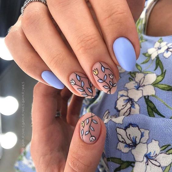 Manicura en tono azul pastel decorada con hojas de colores; Uñas bonitas con diseño de hojitas