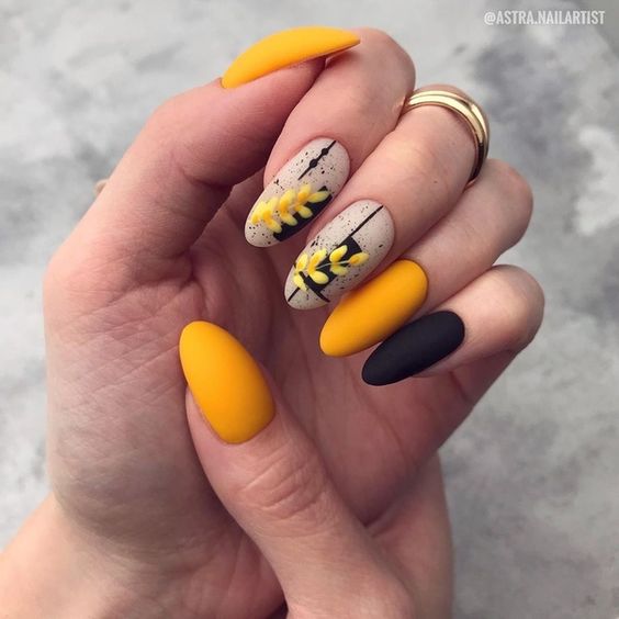 Manicura en tono amarillo con decorado de hoja tridimensional; Uñas bonitas con diseño de hojitas