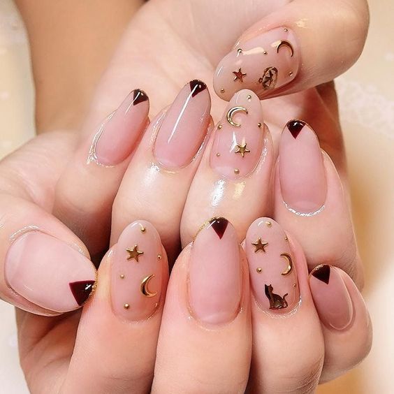 Manicura en tono rosa nude con estampado de medias lunas doradas; Uñas con lunitas que amarás 