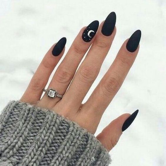 Manicura en tono negro con lunas blancas; Uñas con lunitas que amarás 