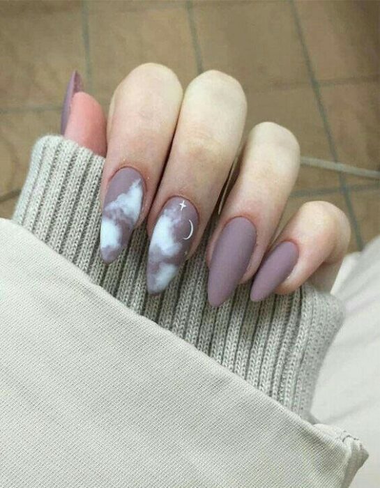 Manicura en tono lila con efecto mate y media luna blanca; Uñas con lunitas que amarás 