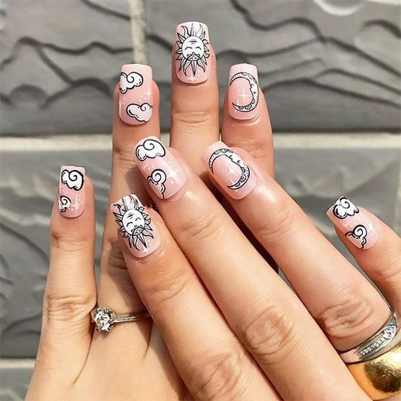 Manicura en tono rosa palo con stickers de lunas blancas; Uñas con lunitas que amarás 