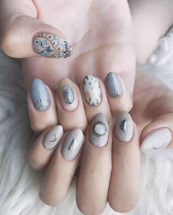 Manicura en tono azul cielo con estampados 3d de lunas y estrellas; Uñas con lunitas que amarás ; 