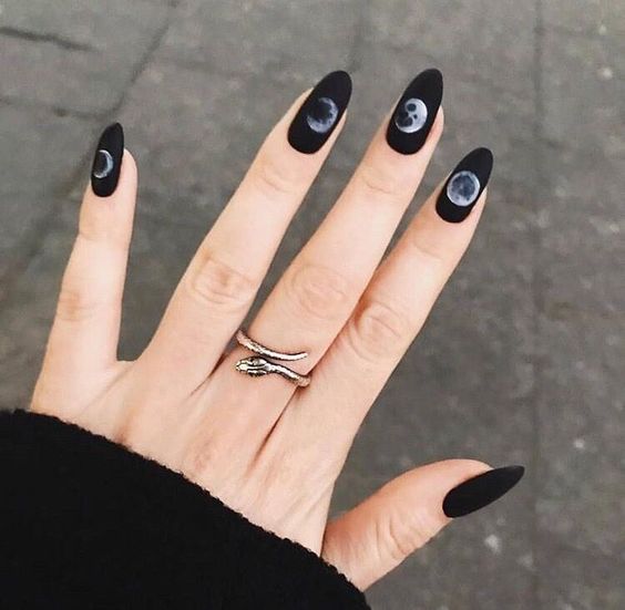 Manicura en tono negro con decoración de las fases lunares; Uñas con lunitas que amarás 