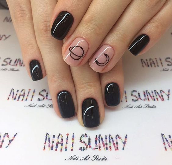 Manicura en negro con espacios rosas y estampados de luna; Uñas con lunitas que amarás 