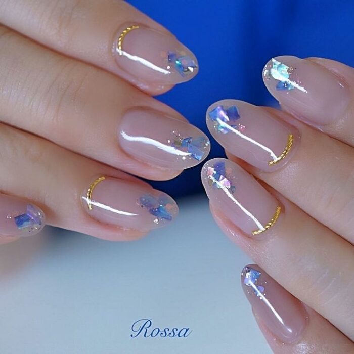 Uñas de efecto cristal con flores en la punta 