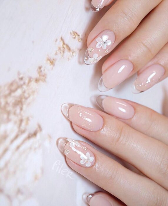 Uñas de efecto cristal con flores en la punta 