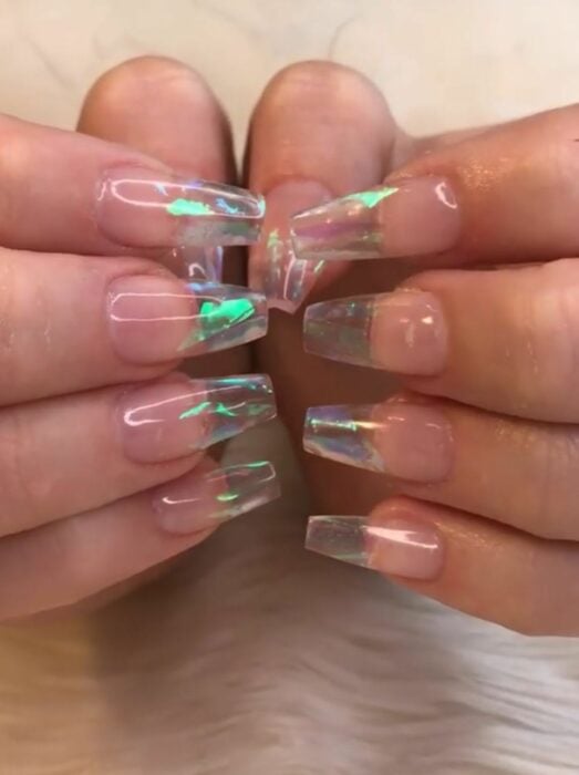 Diseño de uñas transparentes con efecto tornasol 