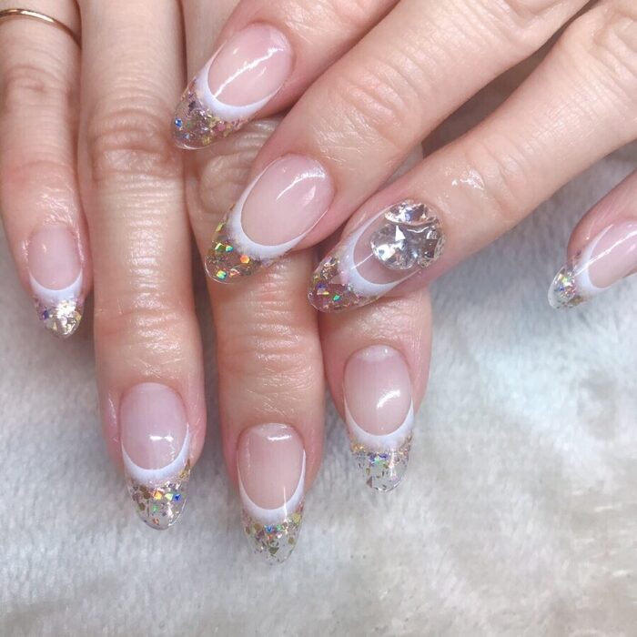 Uñas de efecto cristal con flores en la punta 