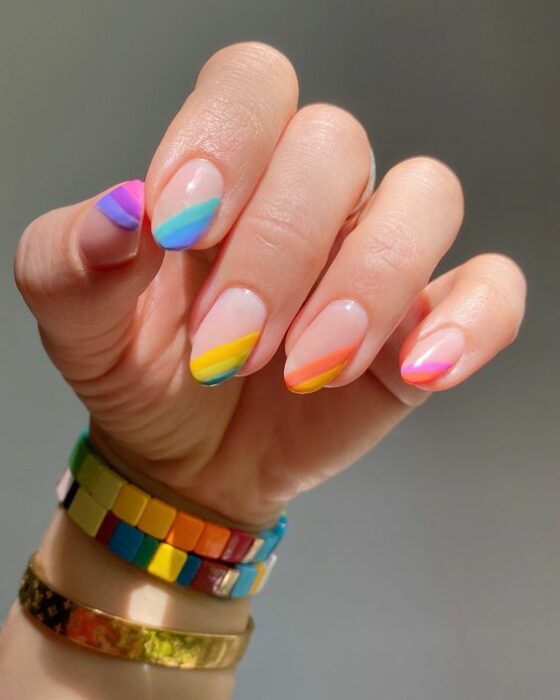 manicuras con líneas diagonales a colores ;13 Lindas ideas para llenar tus uñas de colores