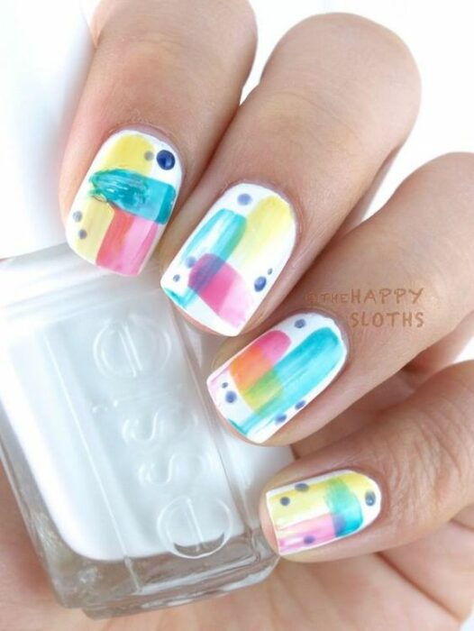 manicura blanca con pinceladas de color ;13 Lindas ideas para llenar tus uñas de colores