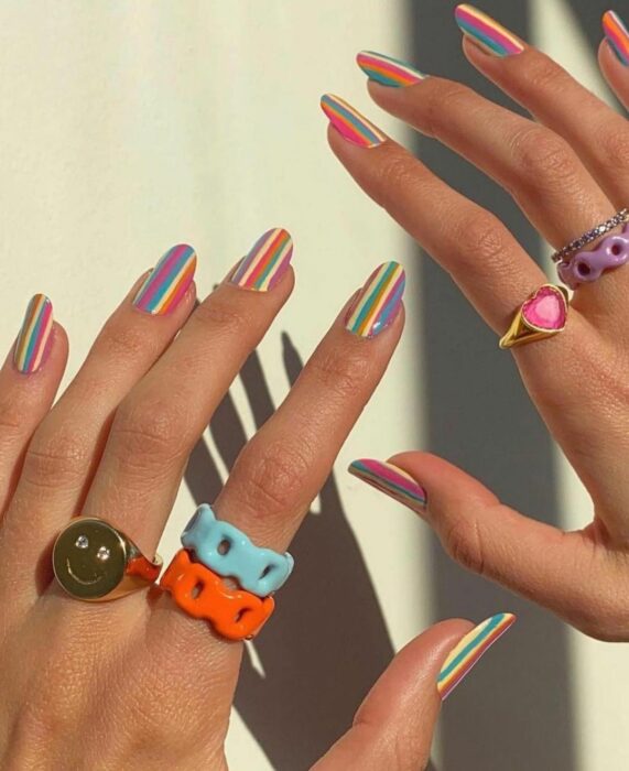 Manicura con líneas de colores ;13 Lindas ideas para llenar tus uñas de colores