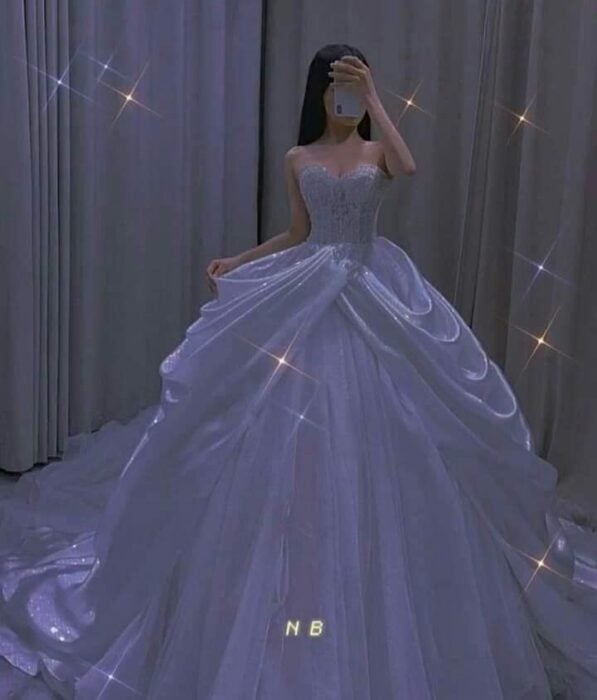 Chica usando un vestido de princesa con brillos y escote palabra de honor