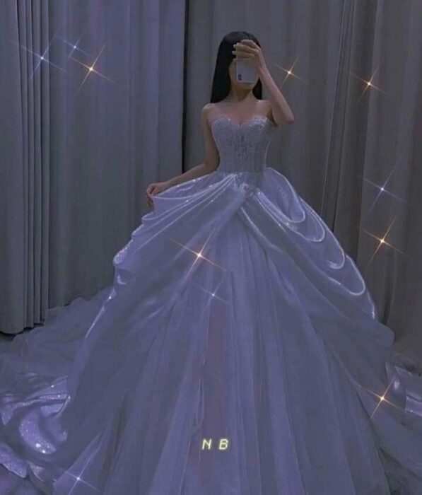 Chica usando un vestido de princesa con brillos y escote palabra de honor